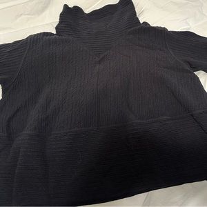 Lululemon textured cropped black turtleneck sweatshirt